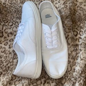 Like new white canvas shoes!